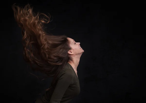 Красивая молодая женщина с длинными темными волосами — стоковое фото