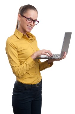 Dizüstü bilgisayarda çalışan iş kadını