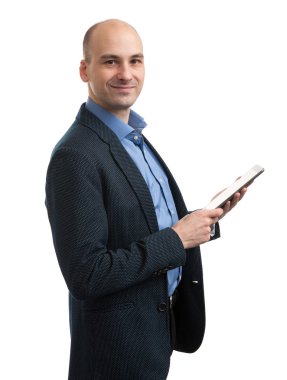 mutlu genç adam dijital tablet kullanma