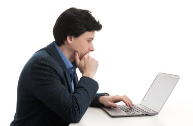 Dizüstü bilgisayarı olan iş adamı