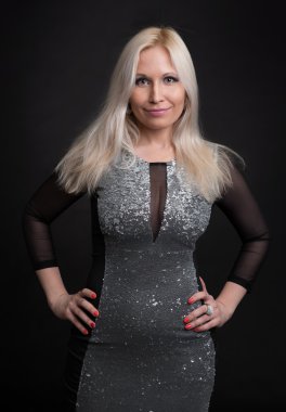 Uzun düz sarı saçlı güzel kadın