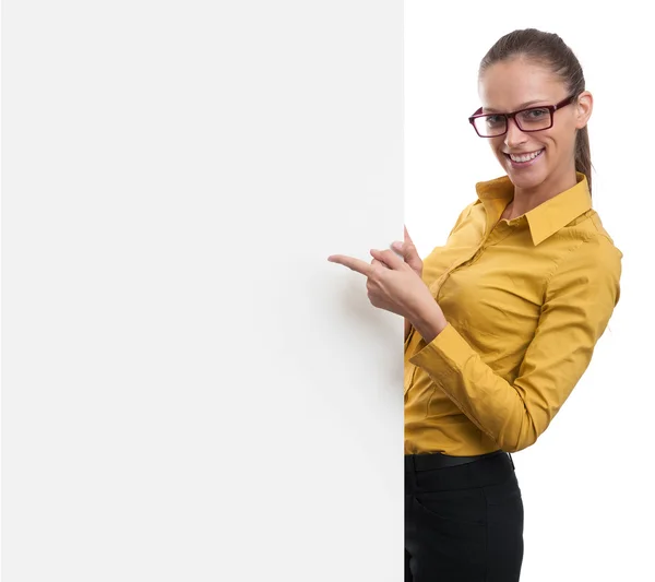 Mulher apontando para um quadro em branco — Fotografia de Stock