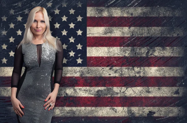Beautiful blonde woman over Grunge USA Flag background — Stock Photo, Image