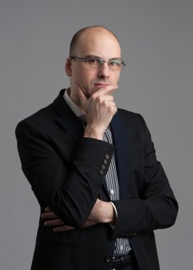 yakışıklı işadamı düşünme