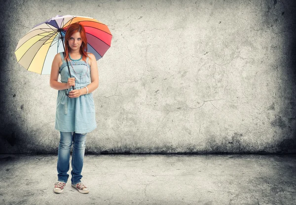 Giovane ragazza con un ombrello — Foto Stock