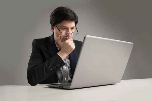 Jongeman werkt aan laptop — Stockfoto