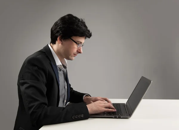 Jungunternehmer arbeitet am Laptop — Stockfoto