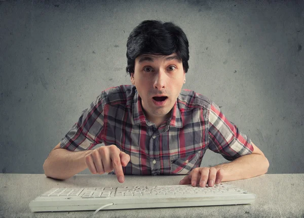 Homem confuso com teclado — Fotografia de Stock