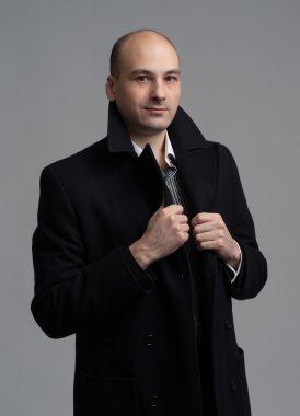 Ceketli genç yakışıklı adam.