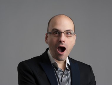 adam şaşkın bir ifade ile