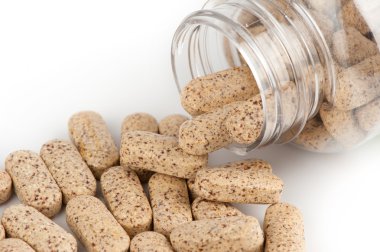 multi vitamin tabletleri üzerinde beyaz izole