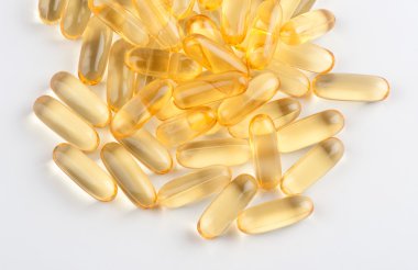 beyaz zemin üzerine Omega 3 jel kapsül