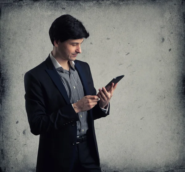 Homem de negócios bonito com tablet — Fotografia de Stock