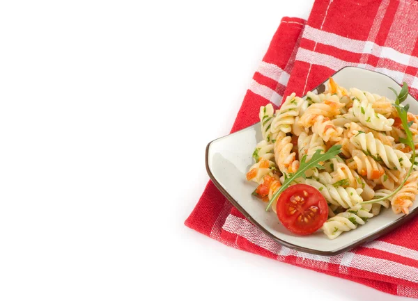 Fusilli pasta med tomatsås och rucola — Stockfoto