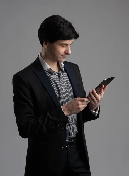 Homem de negócios bonito com tablet — Fotografia de Stock