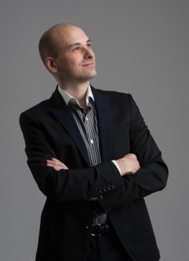 Genç adam yukarı bakıyor.