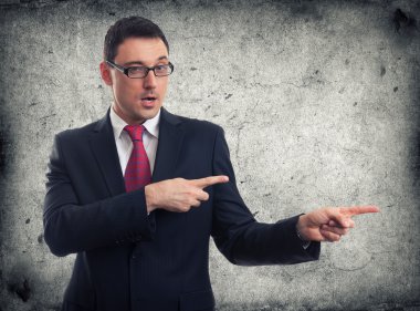 İşadamı parmağını gösterdi.