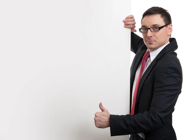 Hombre de negocios feliz mostrando letrero en blanco — Foto de Stock