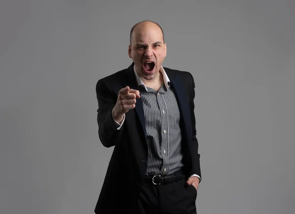 Homem zangado apontando o dedo contra alguém — Fotografia de Stock