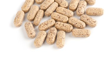 beyaz üzerine multivitamin tabletleri