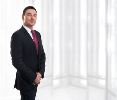 Gülümseyen yakışıklı bir iş adamının portresi