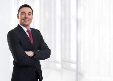 mutlu genç gülümseyen iş adamı