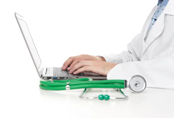 Trabajador médico escribiendo en el ordenador portátil —  Fotos de Stock