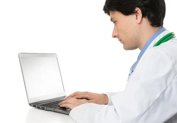 Medico utilizzando il suo computer portatile — Foto Stock