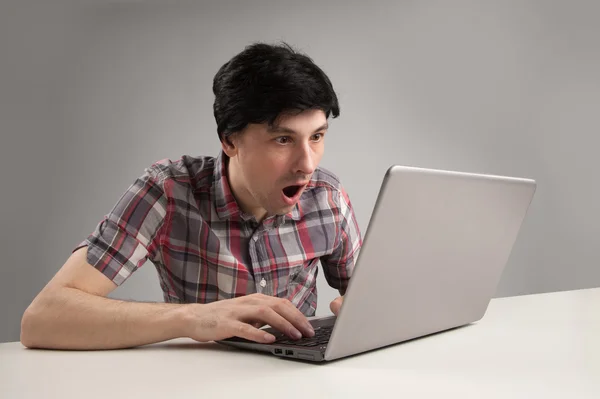 Sokkoló ember a laptop számítógép üzenet olvasása — Stock Fotó