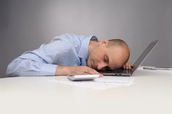 Empresario durmiendo en un portátil — Foto de Stock