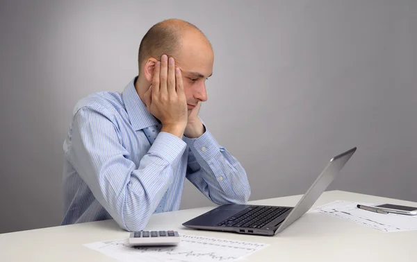 Empresário cansado trabalhando com laptop no escritório — Fotografia de Stock