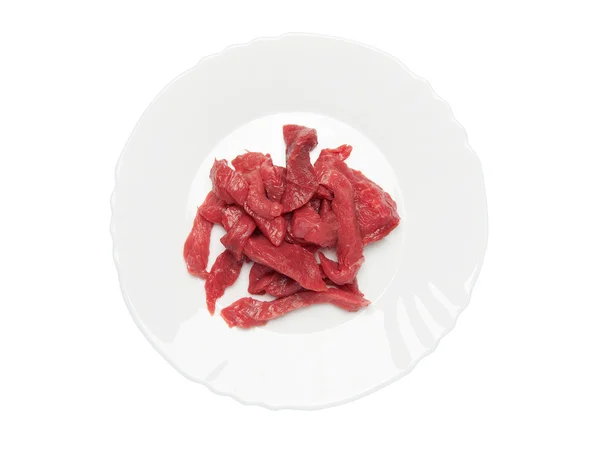 Carne cruda en un plato sobre fondo blanco. camino de recorte — Foto de Stock