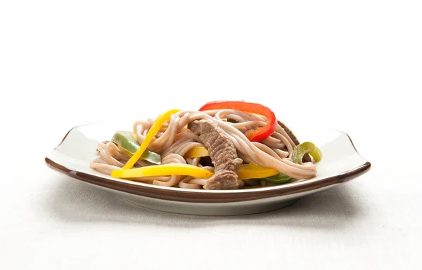 Makaron gryczany. soba z mięsem i warzywami — Zdjęcie stockowe