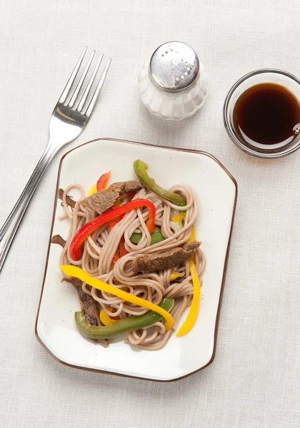 Tagliatelle di grano saraceno con carne e verdure — Foto Stock