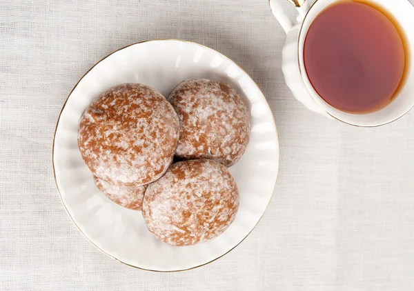 Du thé. Gâteaux au miel et tasse de thé — Photo