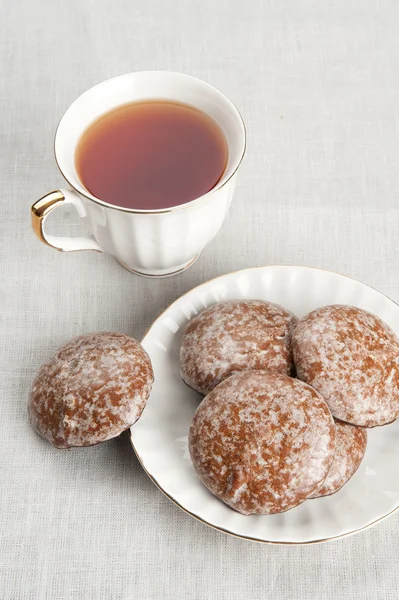 Teatime. bolos de gengibre e xícara de chá — Fotografia de Stock