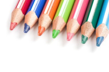 Beyaz arkaplanda izole edilmiş renkli kalemler yakın plan