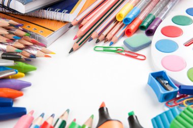 Beyaz arka planda okul malzemeleri