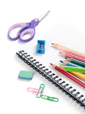 Beyaz arka planda okul malzemeleri