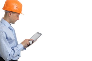 Genç inşaat işçisi ile dijital tablet