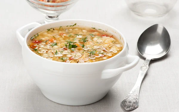 Minestrone. Linzensoep in een kom op tafel — Stockfoto