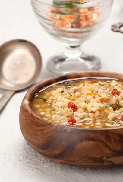 Чечевичный суп в миске на столе — стоковое фото