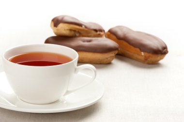 çikolata kumlama ile çay ve vanilya eklerleri fincan