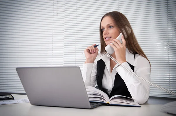 Femme d'affaires parlant au téléphone au bureau — Photo