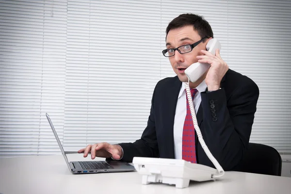 Retrato del hombre de negocios hablando por teléfono móvil en la oficina — Foto de Stock