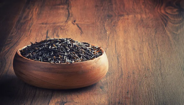 Arroz silvestre en un tazón de madera — Foto de Stock