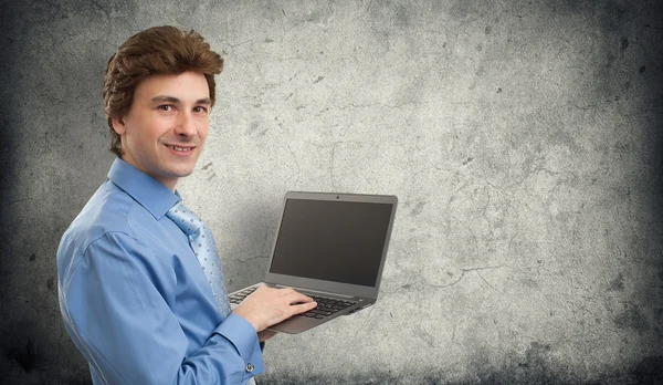 Zakenman met behulp van laptopcomputer — Stockfoto