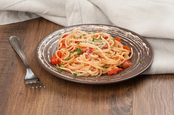Plato de espaguetis y salsa de tomate —  Fotos de Stock