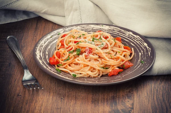 Plate of spaghetti and tomato sauce — Stock Photo, Image