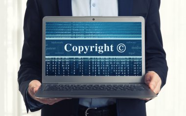 dizüstü bilgisayar ekranı üzerinde telif hakkı iletisini